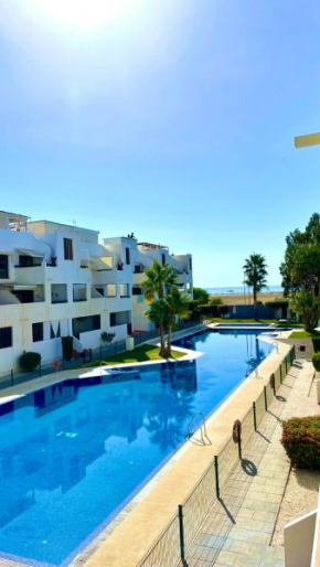 Apartamento con vistas al mar cerca de la playa.